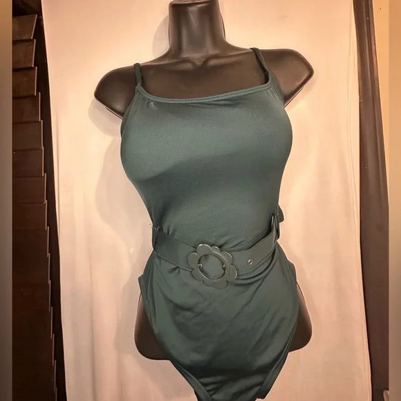 Kate Spade medium Swimsuit cinches at the waist for hourglass silhouette - Picture 8 of 8